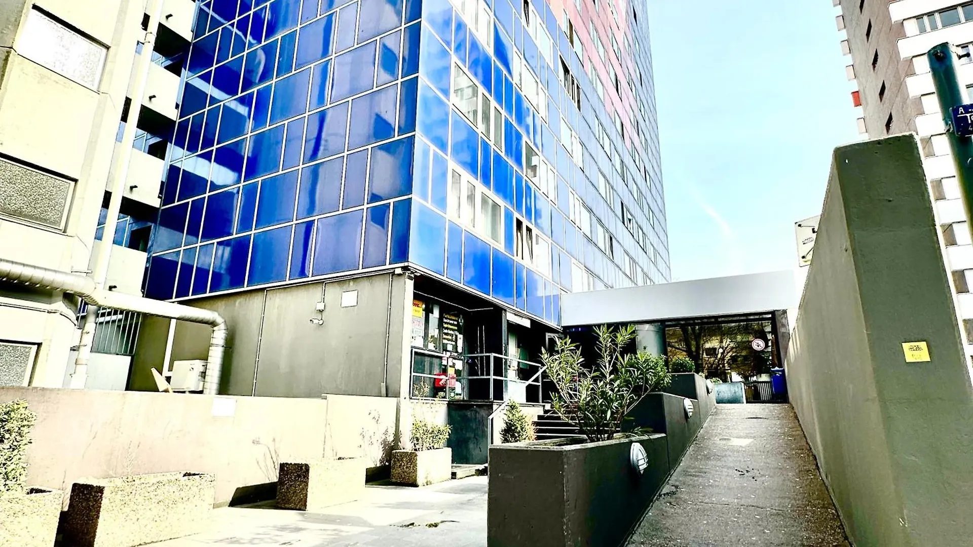 Apartment Domspitzen-Blick, Cooles 2 Zimmer Apt Mit Indoor-Swimmingpool Auf Dem Dach, Kueche Und Smart-Tv Cologne