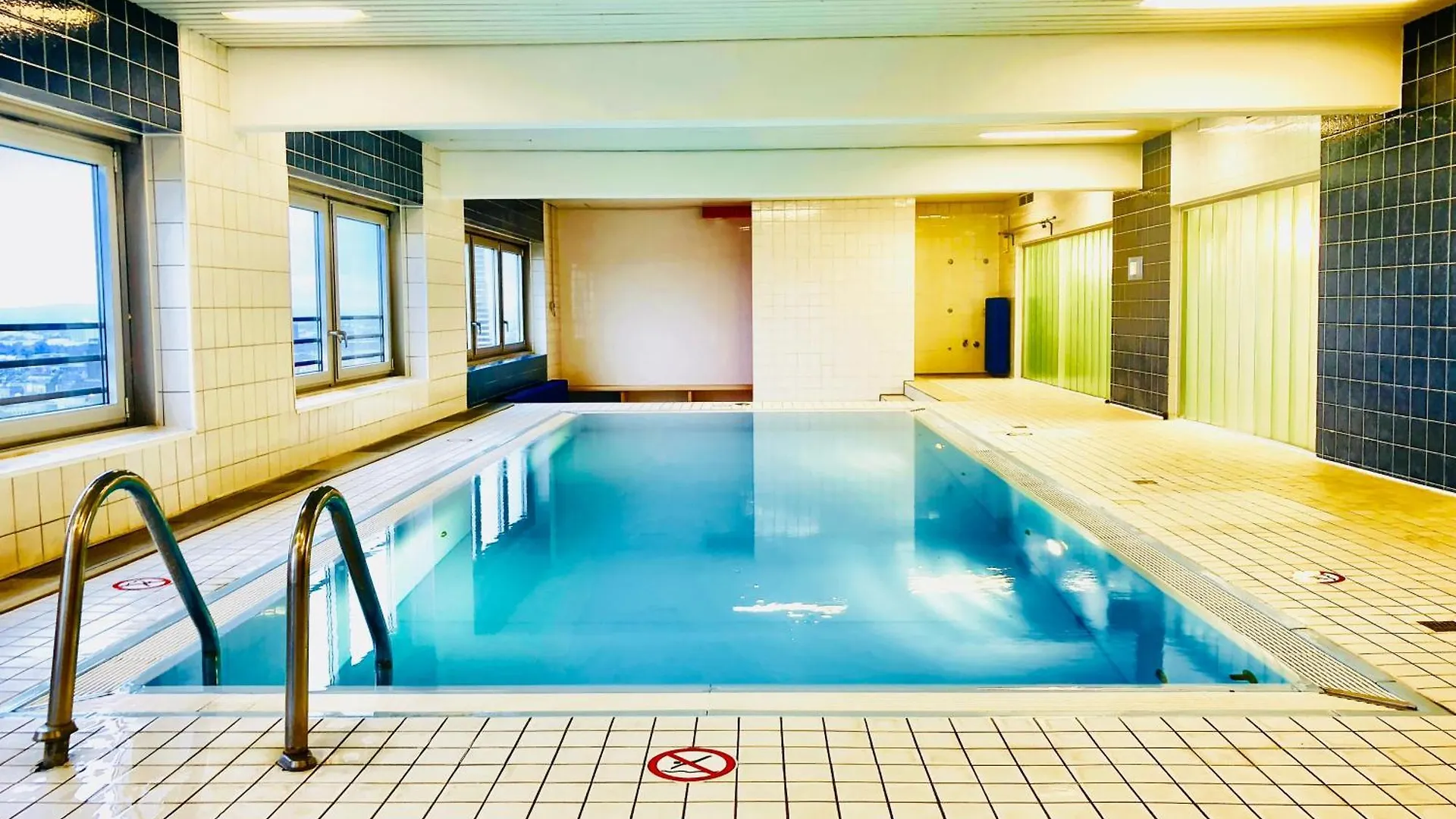 Domspitzen-Blick, Cooles 2 Zimmer Apt Mit Indoor-Swimmingpool Auf Dem Dach, Kueche Und Smart-Tv Cologne 0*,  Germany