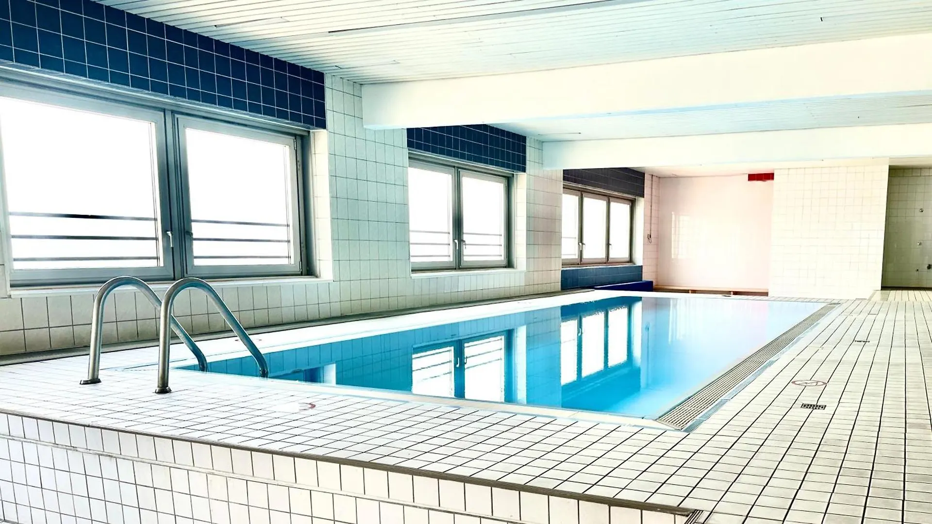 Domspitzen-Blick, Cooles 2 Zimmer Apt Mit Indoor-Swimmingpool Auf Dem Dach, Kueche Und Smart-Tv Cologne